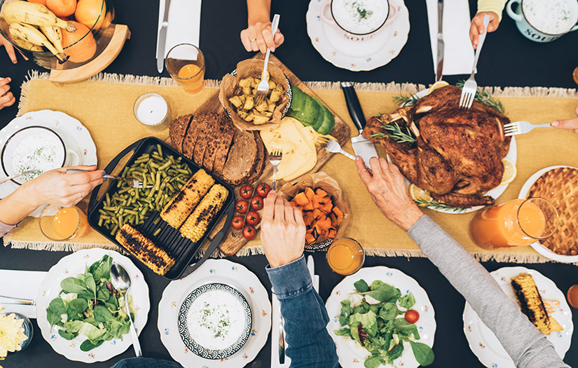 健康的感恩节晚宴与朋友和家人分享