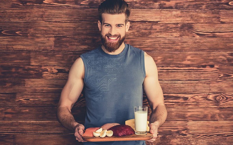 微笑的男人，盘子里的食物增加了肌肉